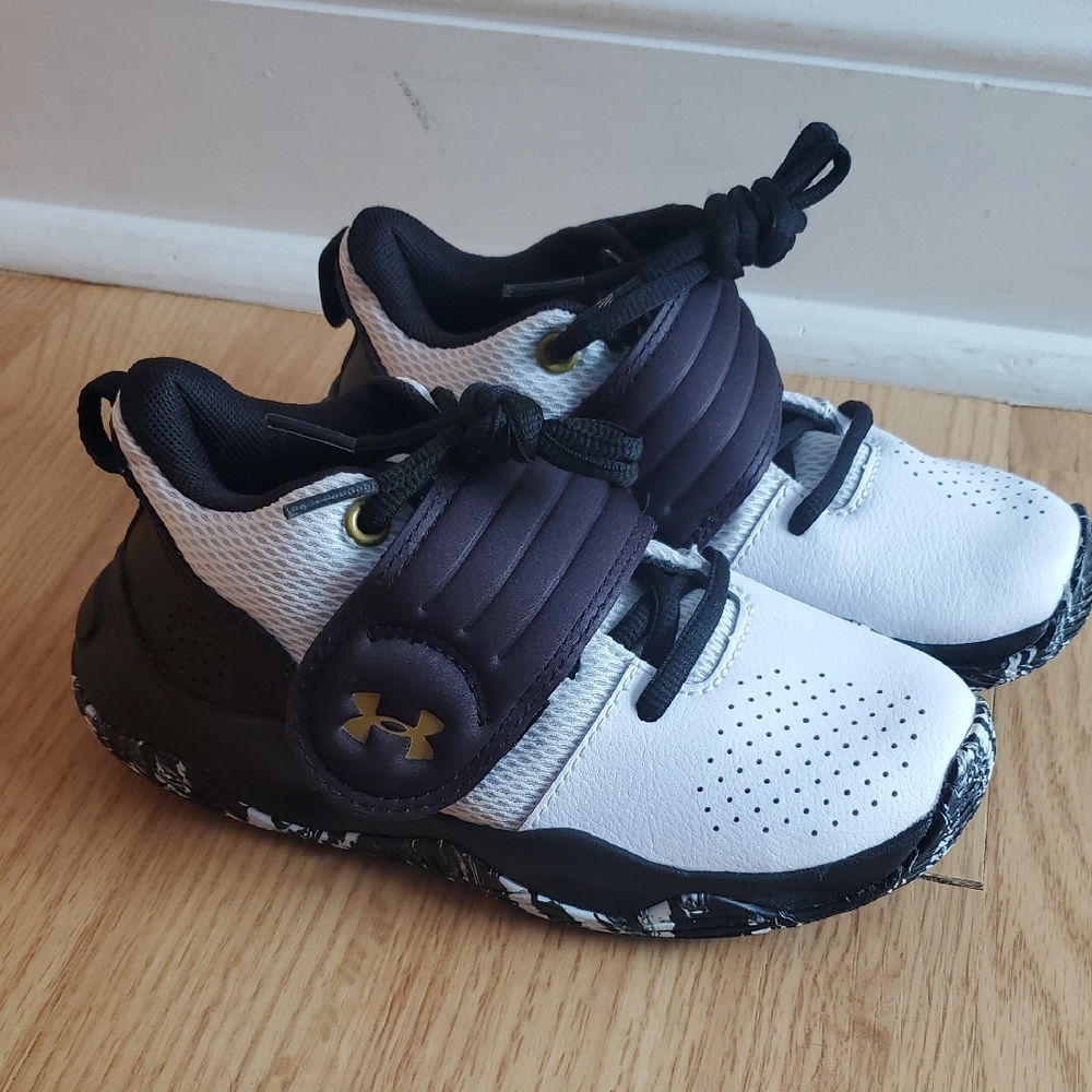 Under Armour Size 12.5K Kids Black and White Strap Athletic Basketball Sneakers